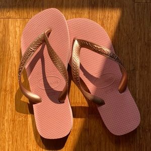 NWOT Discontinued Rose Gold Havaianas